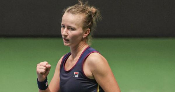 Крейчикова выиграла четвертый турнир WTA и прервала серию Контавейт из 24 побед в залах 